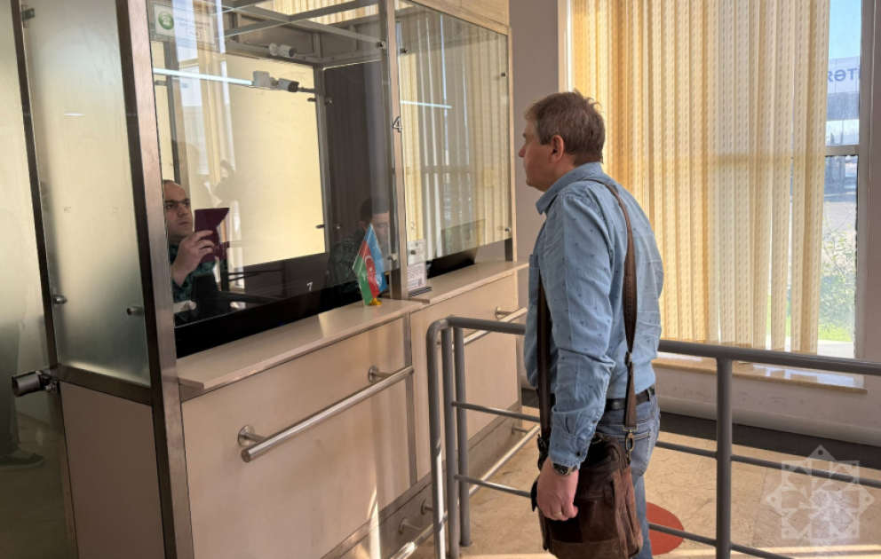 Продолжается эвакуация дипломатов через границу в Астаре ВИДЕО