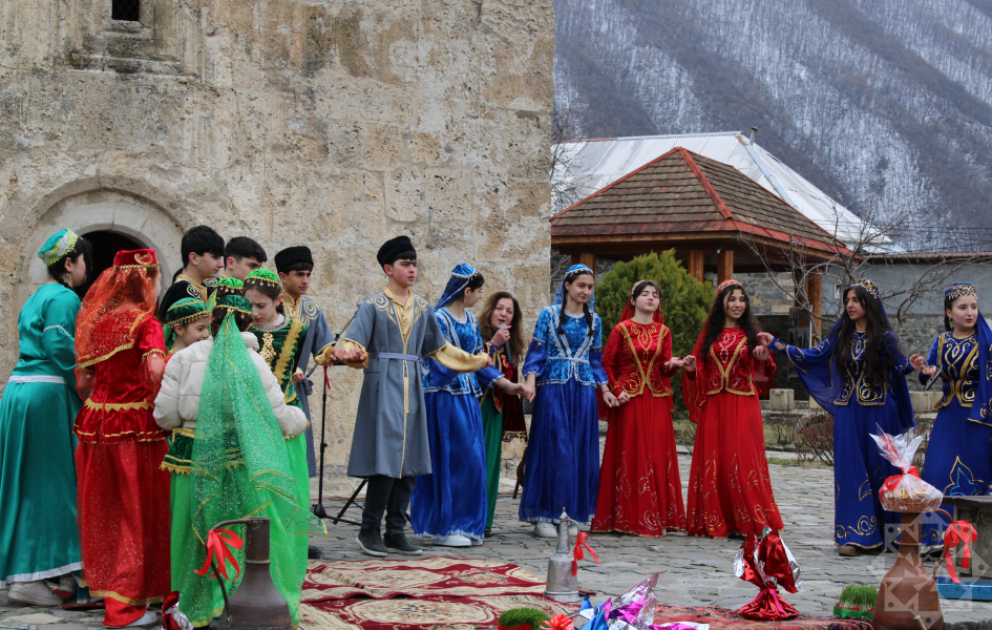 Dağlar qoynunda Yel çərşənbəsi: Şəkidəki Alban məbədində çərşənbə tonqalı qalandı  FOTO VİDEO