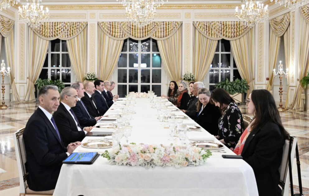 В ходе официального обеда состоялась встреча Президента Азербайджана Ильхама Алиева с президентом Совета Европейского Союза в расширенном составе ВИДЕО