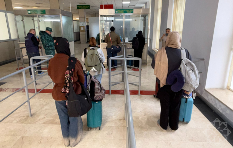 İrandan təxliyə olunan daha 39 Hindistan vətəndaşı Azərbaycan ərazisinə keçib VİDEO