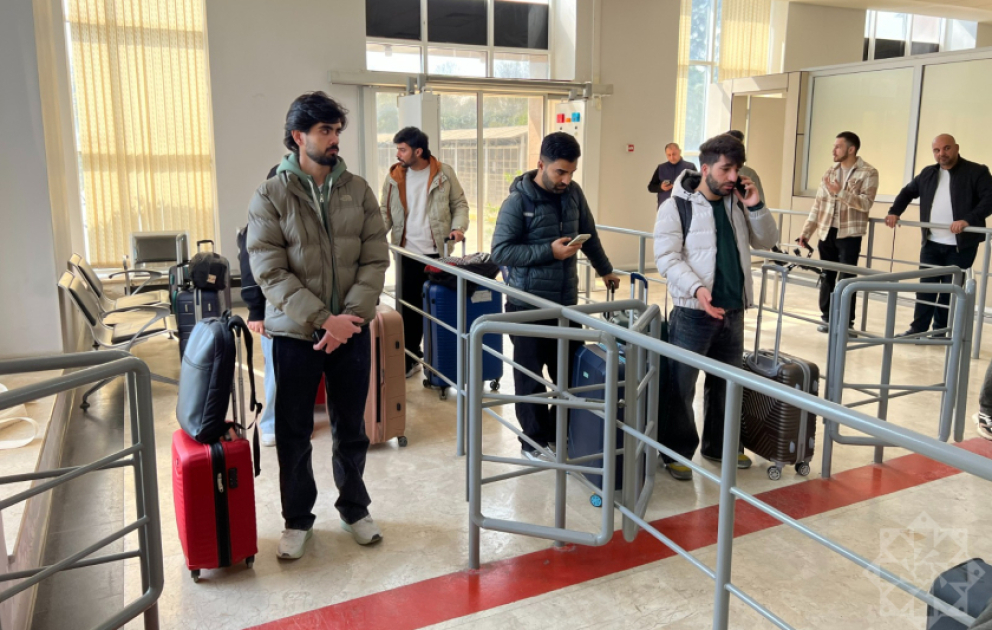 Təxliyə davam edir: 16 hindistanlı tələbə və digər xarici vətəndaşlar Azərbaycana daxil olub VİDEO