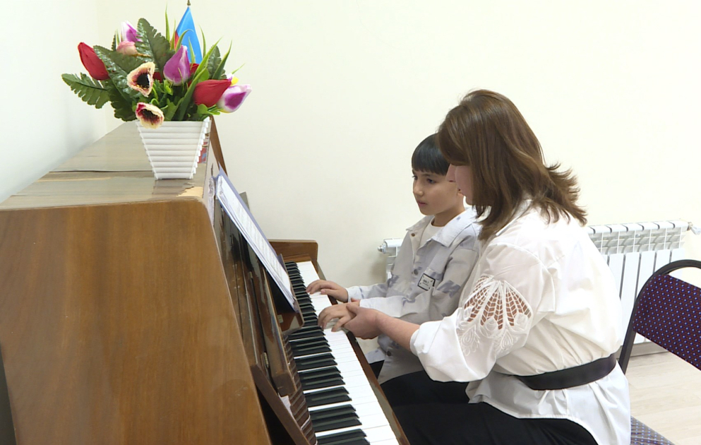Qəbələ məktəblisi köklənməyən pianoda ifası ilə hamını heyrətləndirdi VİDEO