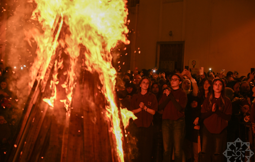 Bakıda İlaxır çərşənbə: Qoşa Qala qapıları qarşısında bayram tonqalı VİDEO