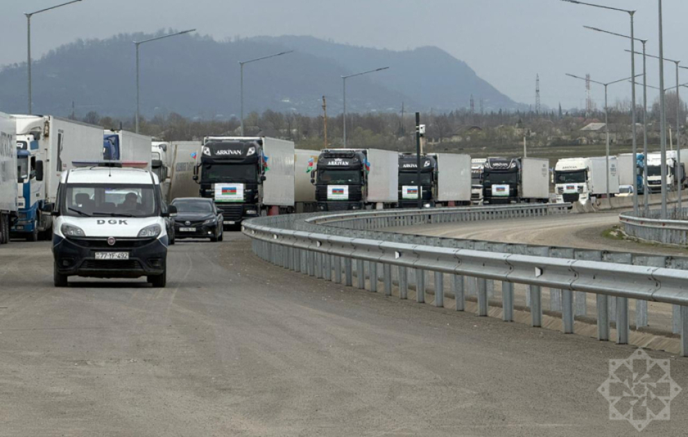 Azərbaycanın İrana göndərdiyi humanitar yardımı daşıyan yük maşınları sərhəddən keçib FOTO VİDEO