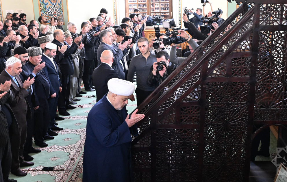 Bakının məscidlərində bayram namazı qılınıb VİDEO