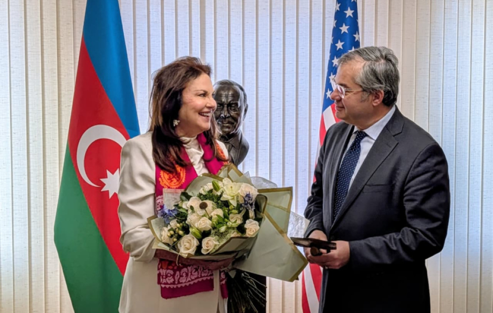 Azərbaycanın ABŞ-dəki səfirliyində Novruz bayramı münasibətilə rəmzi ağ qızılgül əkilib VİDEO