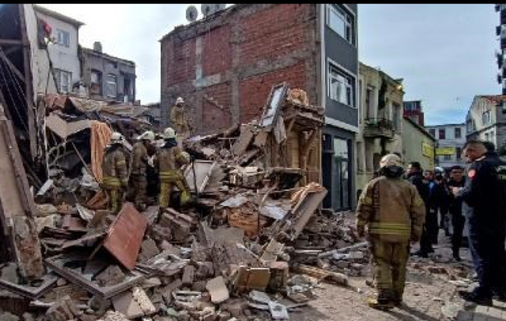 İstanbulda çökən binaların altından dörd nəfər xilas edilib VİDEO