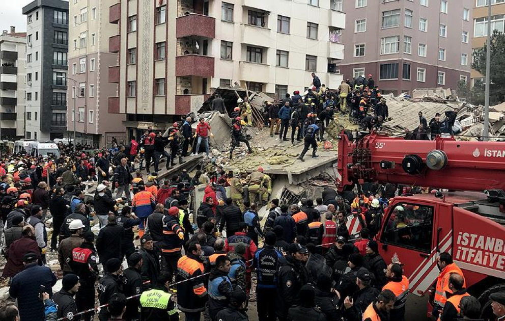 İstanbulda çökən binaların altından doqquz nəfər xilas edilib VİDEO