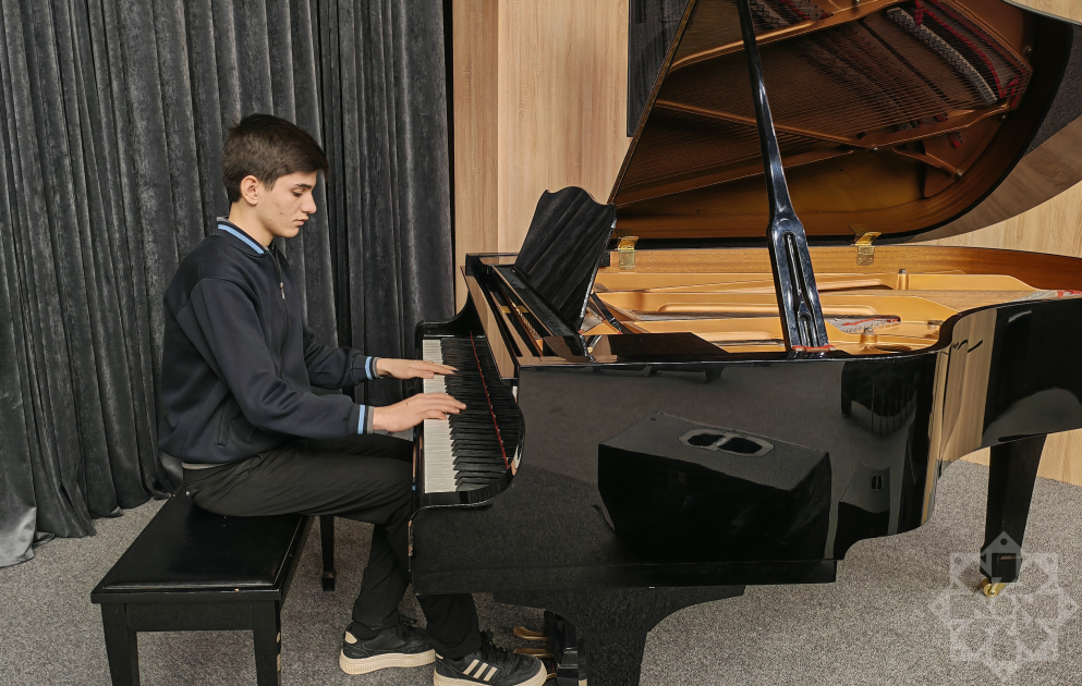 Şuşalı məktəbli: Arzum peşəkar musiqiçi olmaqdır VİDEO