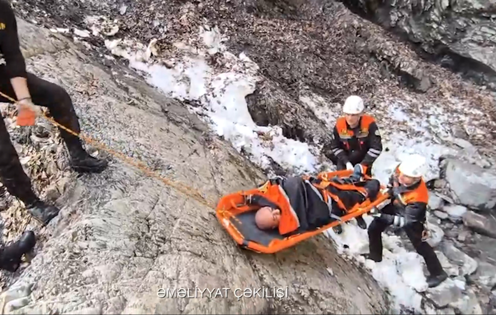 Dağlıq ərazidə köməksiz vəziyyətdə qalan şəxs xilas edilib VİDEO