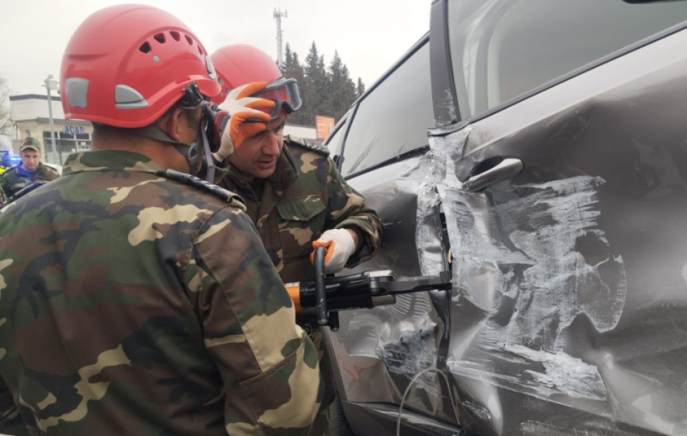 FHN: Avtomobildə sıxılı vəziyyətdə qalan sərnişin xilas edilərək təcili tibbi yardım briqadasına təhvil verilib VİDEO