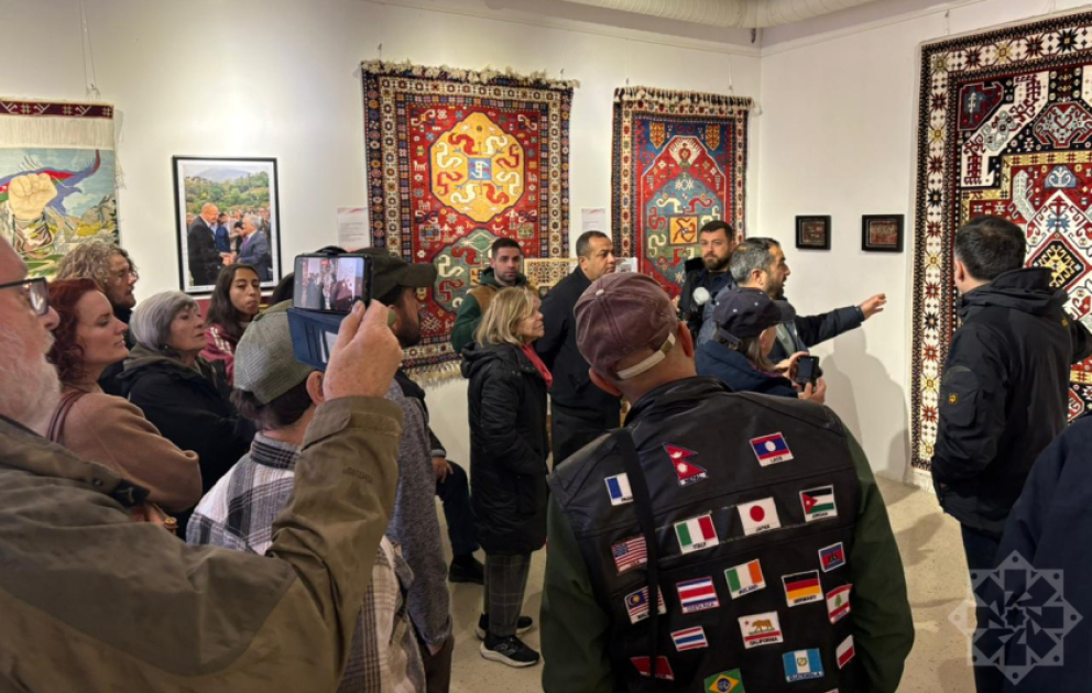 Des voyageurs internationaux prennent connaissance des centres créatifs à Latchine VIDEO