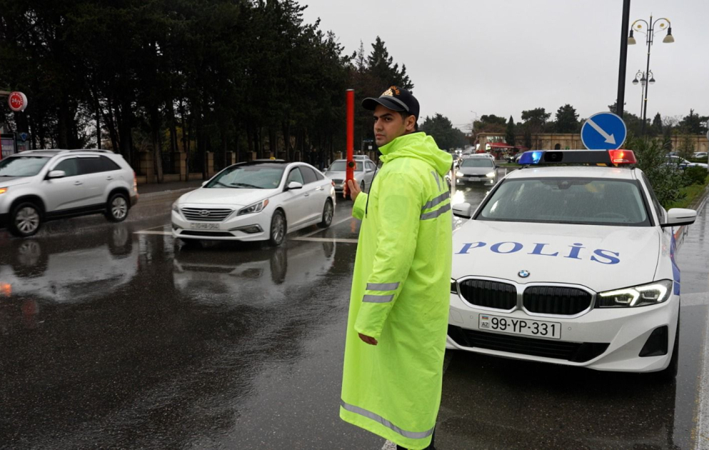Polis yağışlı havada fasiləsiz xidməti davam etdirir VİDEO