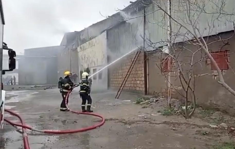 Binəqədi rayonu ərazisində anbarda baş verən yanğın tam söndürülüb  YENİLƏNİB 4 VİDEO