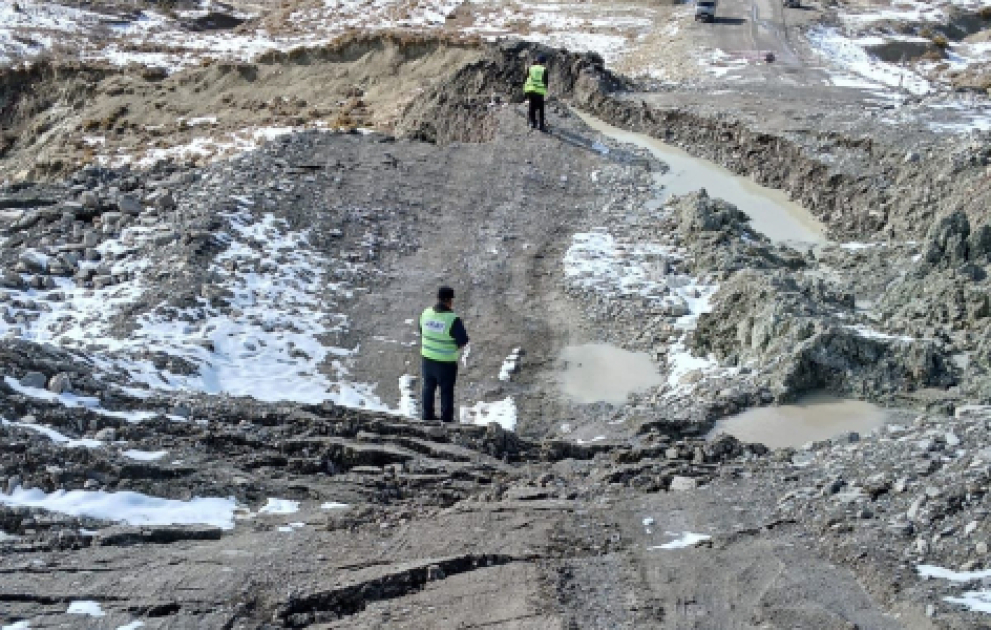 Güclü yağışlar Lahıc–Dəmirçi yolunda torpaq sürüşməsinə səbəb olub
