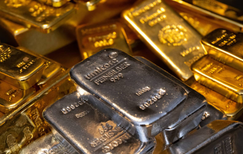 Gold steigt, Silber fällt auf dem Weltmarkt VIDEO