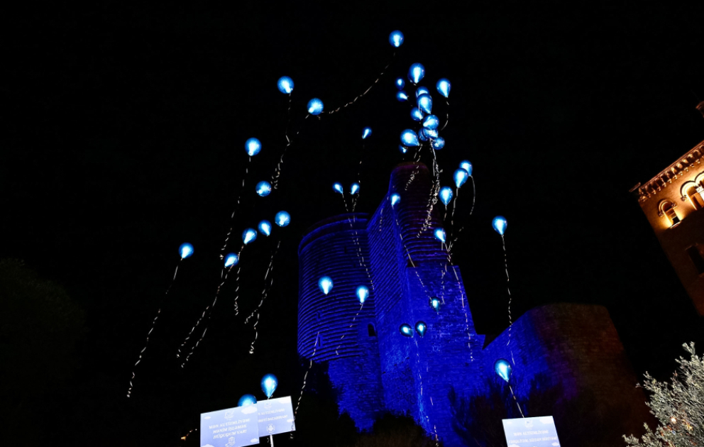 Paytaxtın bir sıra obyektləri və memarlıq abidələri mavi rəngə bürünüb VİDEO