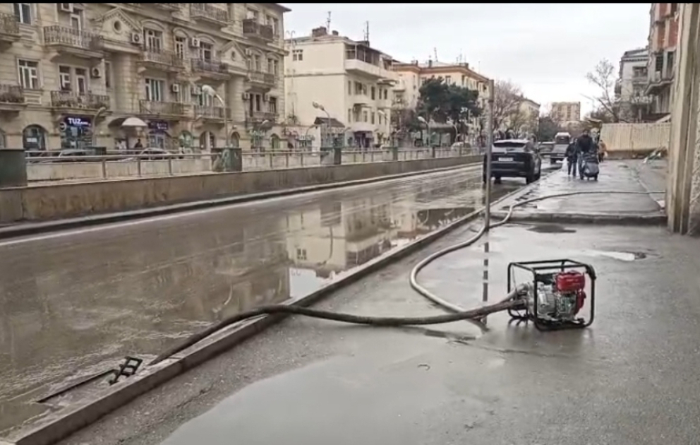 Bir neçə yolda yağış suları xüsusi nasoslar vasitəsilə kənarlaşdırılıb VİDEO