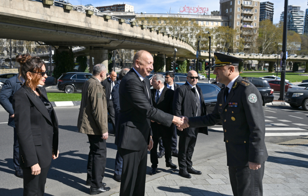 Prezident İlham Əliyev Tbilisidə Qəhrəmanlar Memorialını ziyarət edib VİDEO