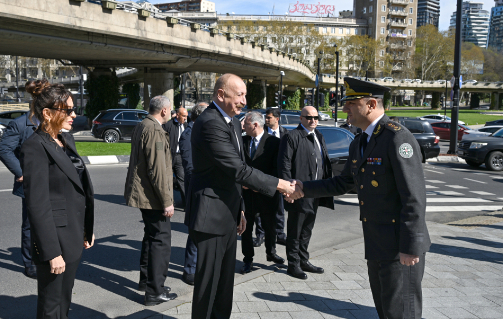 Präsident Ilham Aliyev besucht Helden-Gedenkstätte in Tiflis VIDEO