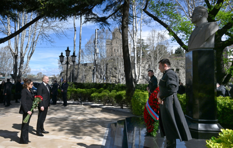 Präsident Ilham Aliyev besucht Heydar-Aliyev-Denkmal in Tiflis VIDEO