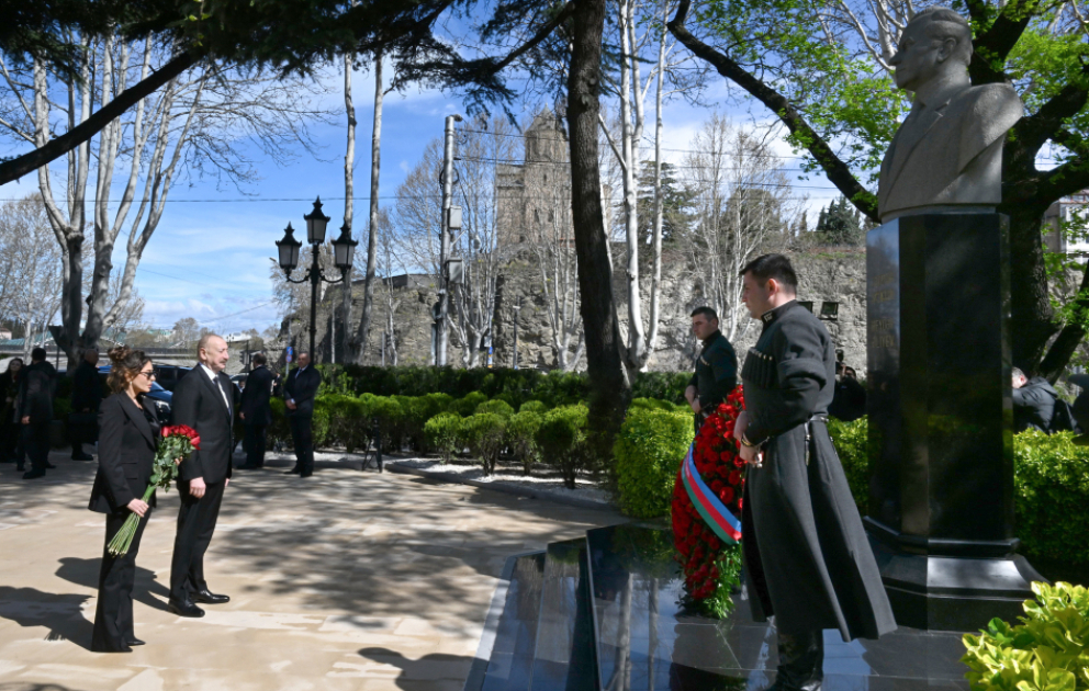 Tbilissi : le président Aliyev se recueille devant la statue du Leader national Heydar Aliyev VIDEO