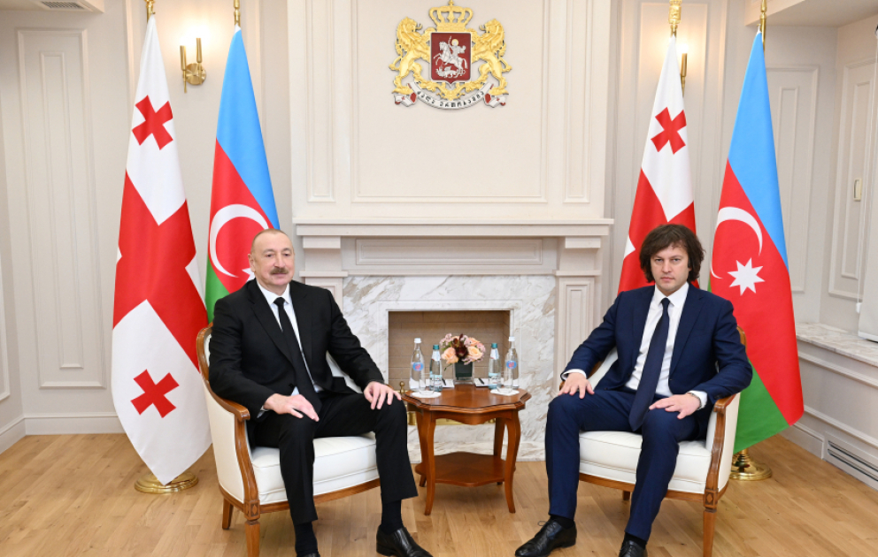 Präsident Ilham Aliyev führt Vier-Augen-Gespräch mit Georgiens Premierminister Irakli Kobakhidze VIDEO