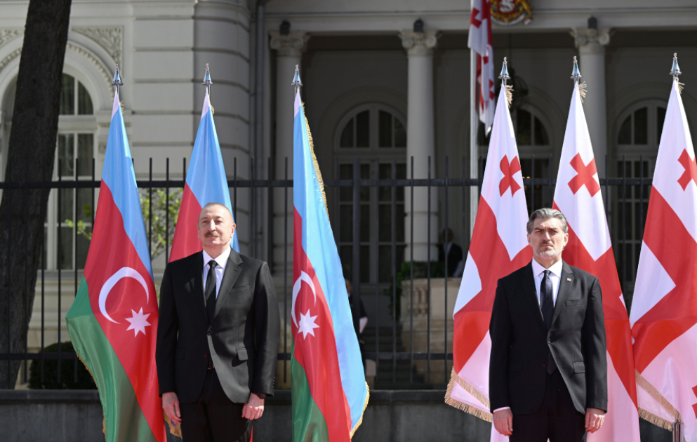 Prezident İlham Əliyevin Tbilisidə rəsmi qarşılanma mərasimi olub YENİLƏNİB VİDEO