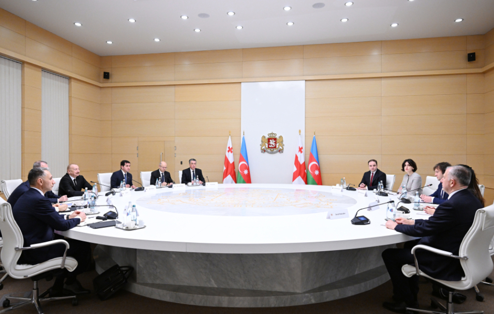 Prezident İlham Əliyevin Gürcüstanın Baş naziri İrakli Kobaxidze ilə geniş tərkibdə görüşü olub VİDEO