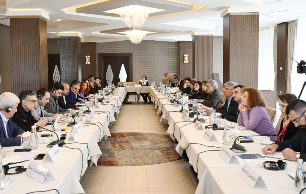 Azərbaycanın və Ermənistanın vətəndaş cəmiyyəti nümayəndələrinin iştirakı ilə keçirilən dəyirmi masa işini davam etdirib VİDEO