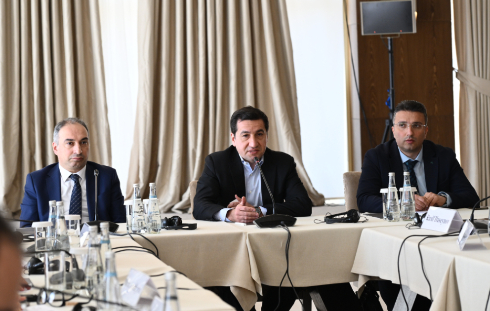 L’assistant du président azerbaïdjanais Hikmet Hadjiyev rencontre les participants à l'initiative « Pont de la paix » VIDEO