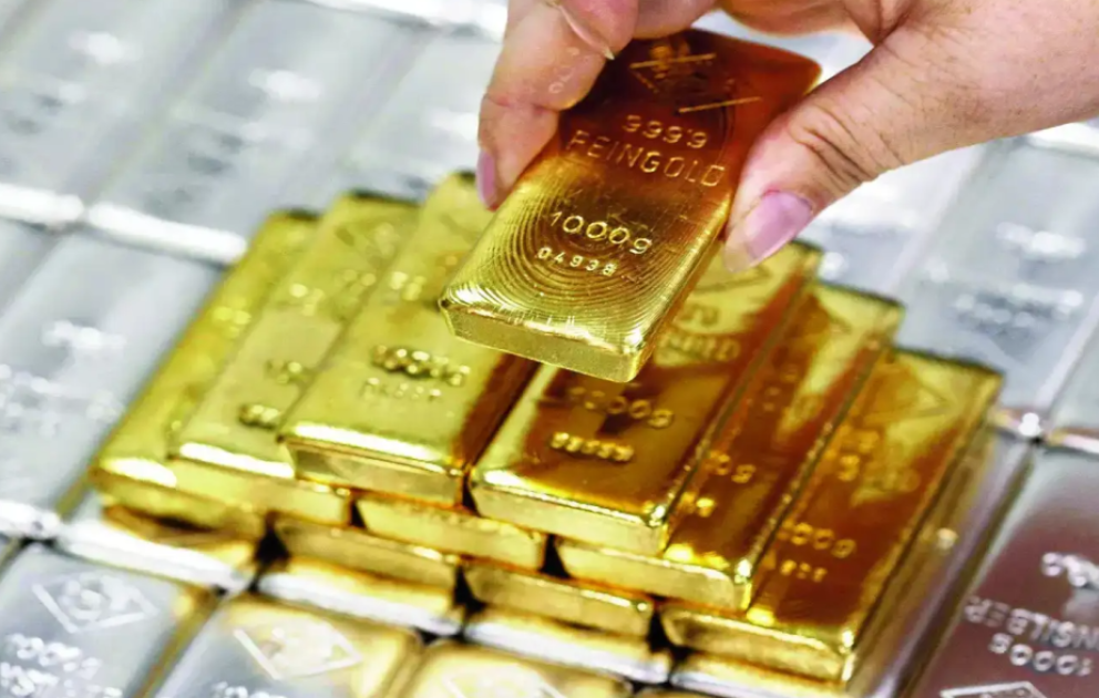 Gold and silver prices fall on global markets VIDEO