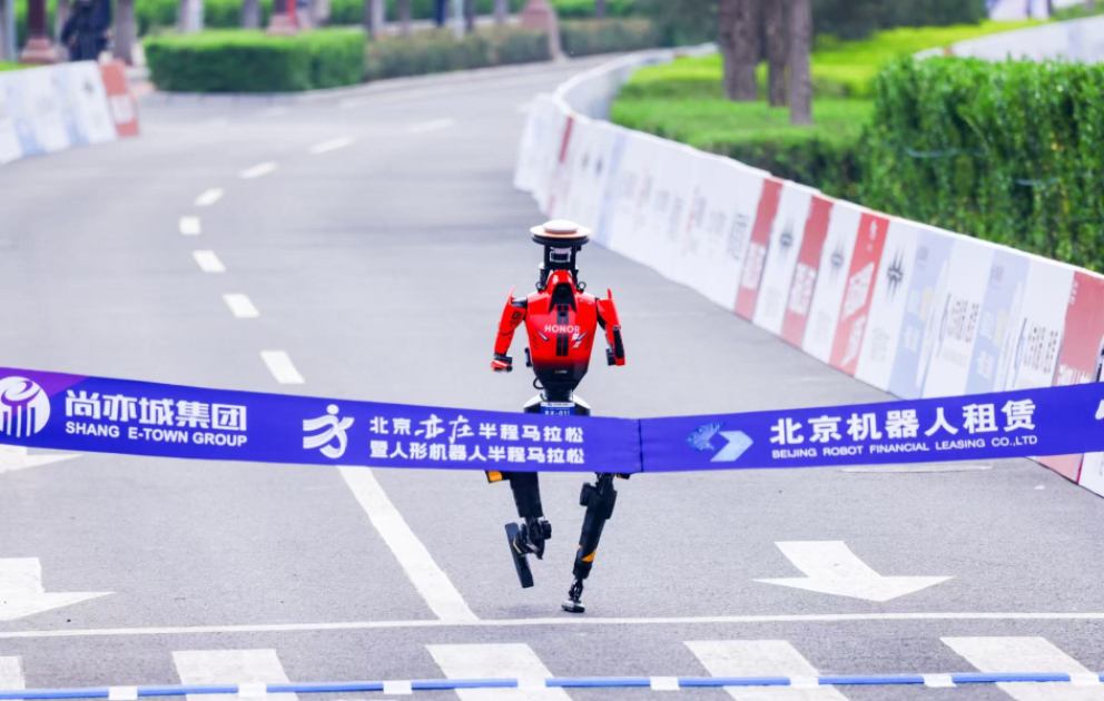 “Shandian” adlı robot Pekin robot-insan yarımarafonunun qalibi olub VİDEO