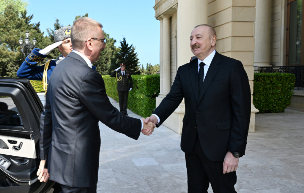 Cérémonie d’accueil officiel du président letton à Bakou VIDEO