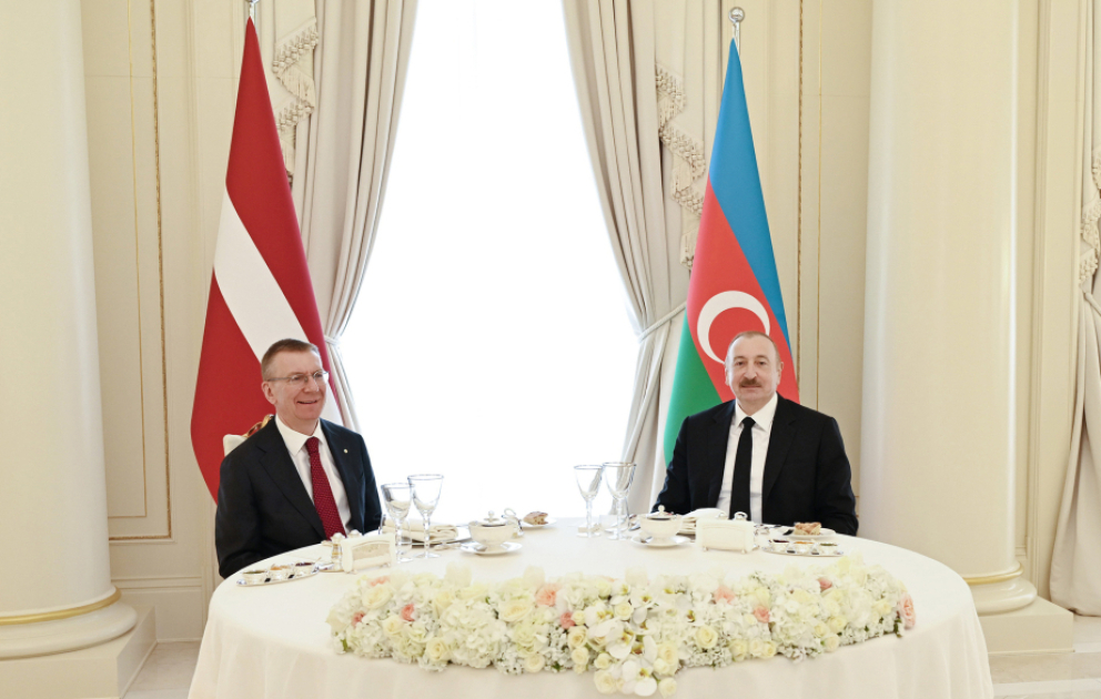 Präsident Aliyev gibt offizielles Mittagessen zu Ehren des Präsidenten von Lettland VIDEO