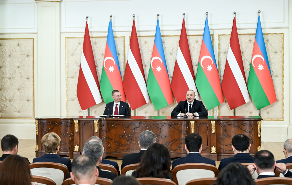 Les présidents Aliyev et Rinkevics font des déclarations à la presse