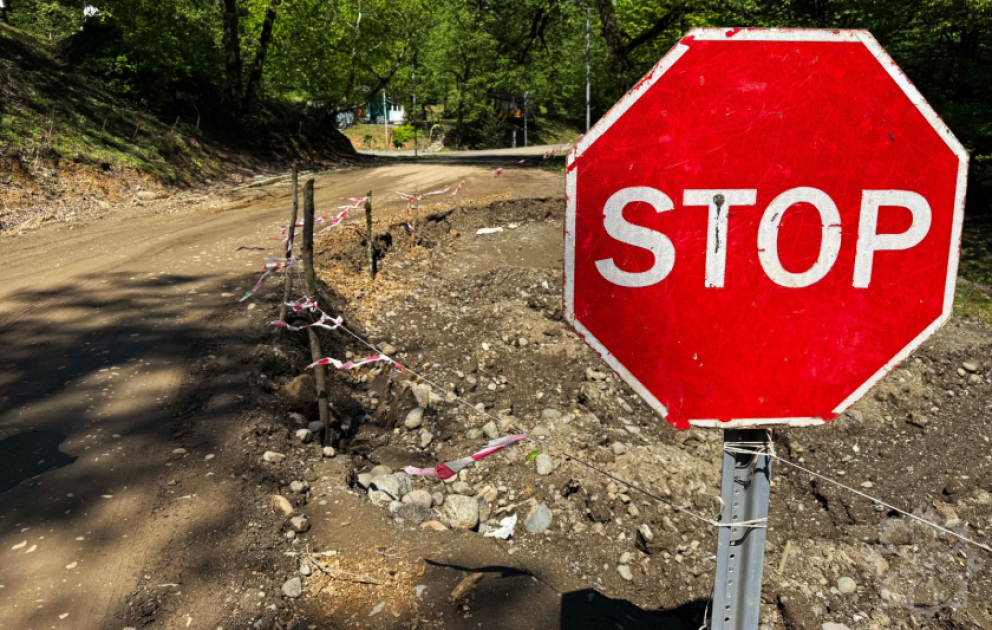 Оползень в Лянкяране: затруднено движение на дороге, соединяющей 6 населенных пунктов ВИДЕО