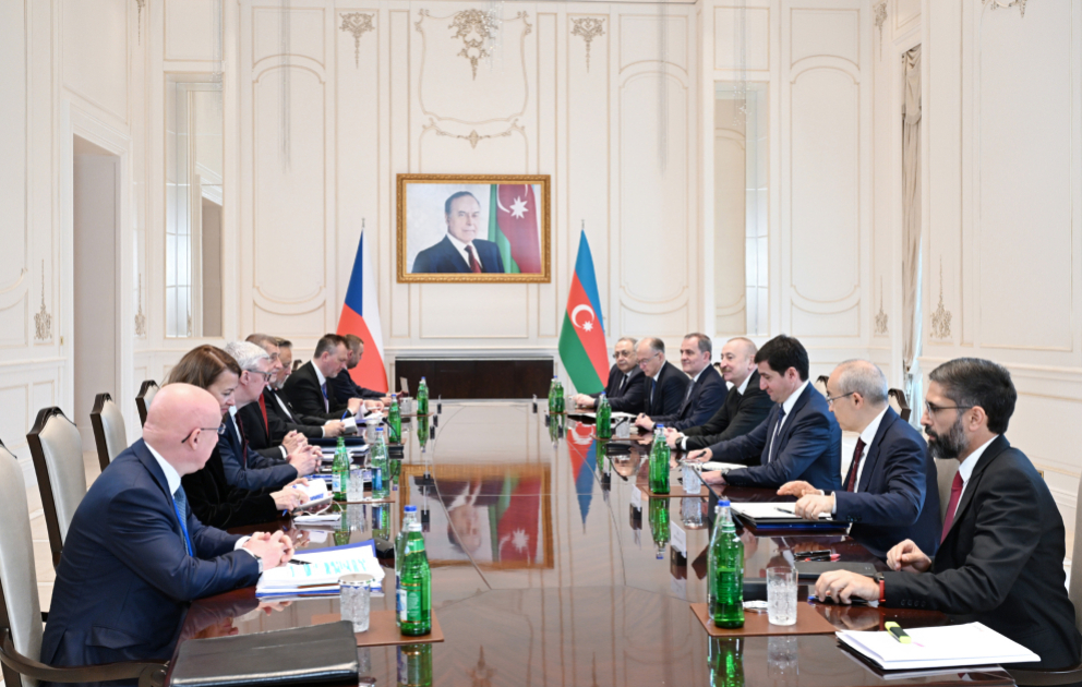 Präsident Ilham Aliyev und Tschechiens Ministerpräsident treffen sich in erweitertem Kreis VIDEO