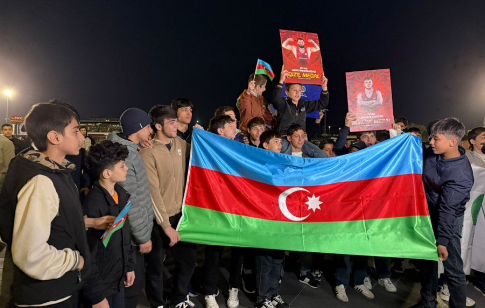 Avropa çempionu olan sərbəst güləş üzrə Azərbaycan millisi Vətənə qayıdıb VİDEO