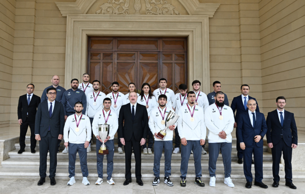 President Ilham Aliyev received wrestlers who won European Championships in team standings