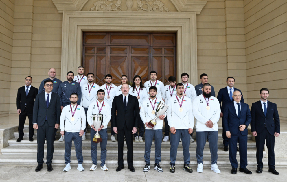 Präsident Ilham Aliyev empfängt Ringer nach Sieg in der Mannschaftswertung bei der EM AKTUALISIERT VIDEO