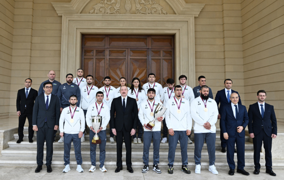 Le président Aliyev reçoit l’équipe d’Azerbaïdjan de lutte devenue championne d'Europe  MIS A JOUR VIDEO