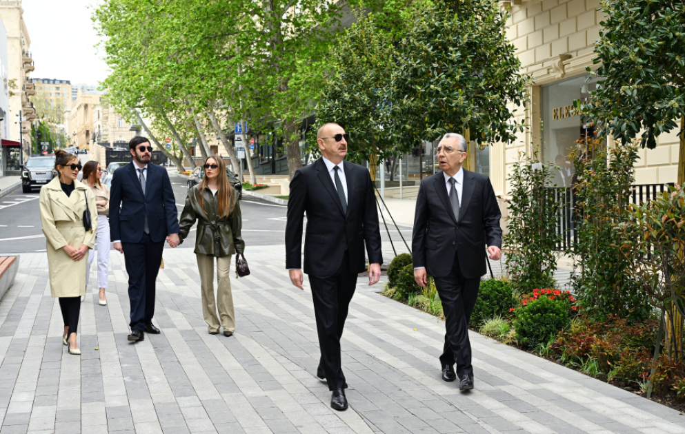 Le président Aliyev participe à la réouverture d’une rue rénovée à Bakou VIDEO