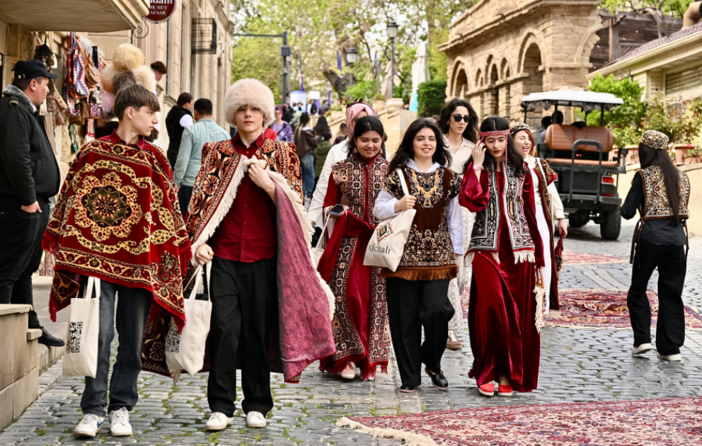 İçərişəhərdə sənət və ənənənin bayramı - Beynəlxalq Xalça Festivalı VİDEO