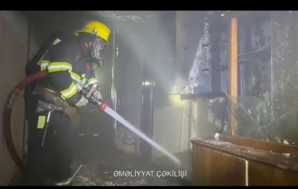 Sumqayıtda yataqxana binasında yanğın olub, sakinlər təxliyə ediliblər VİDEO