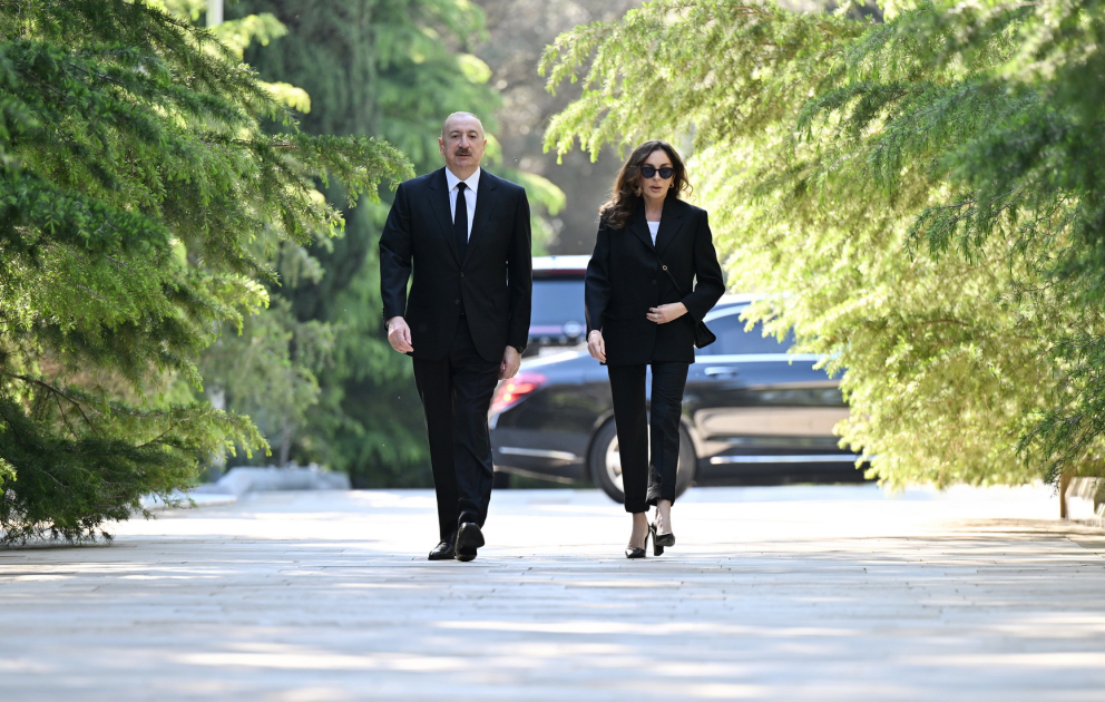 Le président Ilham Aliyev et la première dame Mehriban Aliyeva rendent hommage à la mémoire d’Heydar Aliyev VIDEO