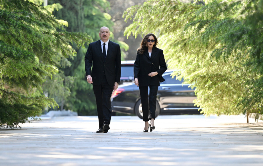 President Ilham Aliyev and First Lady Mehriban Aliyeva visited tomb of National Leader Heydar Aliyev at Alley of Honors VIDEO