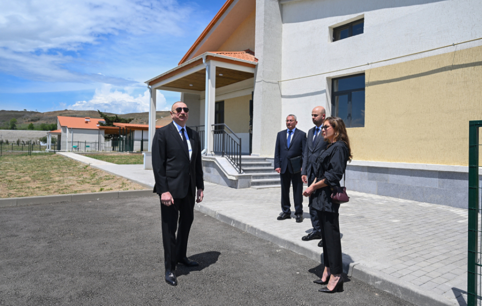 Prezident İlham Əliyev və birinci xanım Mehriban Əliyeva Şükürbəyli kəndində fərdi evlərdə yaradılmış şəraitlə tanış olublar VİDEO