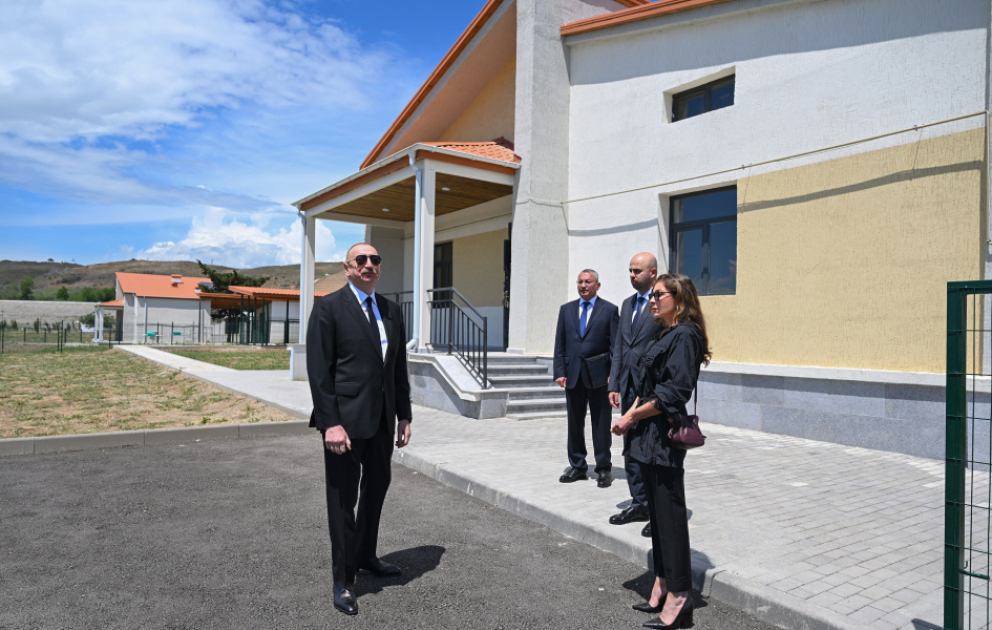 Präsident Ilham Aliyev und First Lady Mehriban Aliyeva machen sich mit Bedingungen in Einfamilienhäusern im Dorf Shukyurbeyli vertraut VIDEO