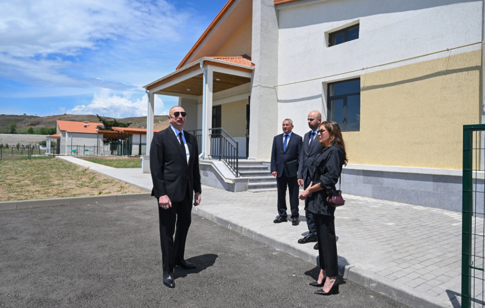 Le président Ilham Aliyev et son épouse inspectent les conditions créées dans les maisons individuelles du village de Chukurbeyli VIDEO